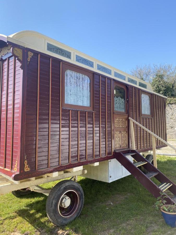 Vintage Showman'S Wagon For Two Close To Beach Plymouth Eksteriør bilde