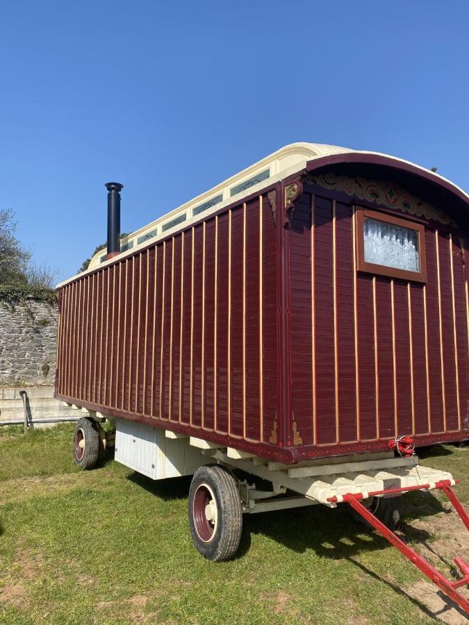 Vintage Showman'S Wagon For Two Close To Beach Plymouth Eksteriør bilde